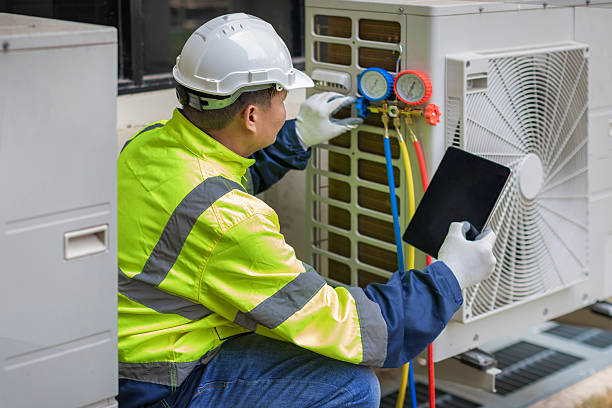 Professional Ac Installation technician working in Corona Del Mar, CA